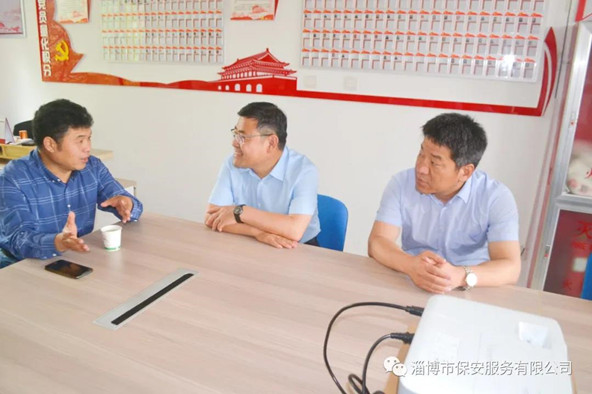 聽取社區(qū)工作人員對(duì)社區(qū)基本情況和群眾反映的意見、需求的介紹.jpg